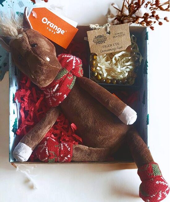 Dovanų rinkinys su žirgu Scandi ir tigro akies apyranke